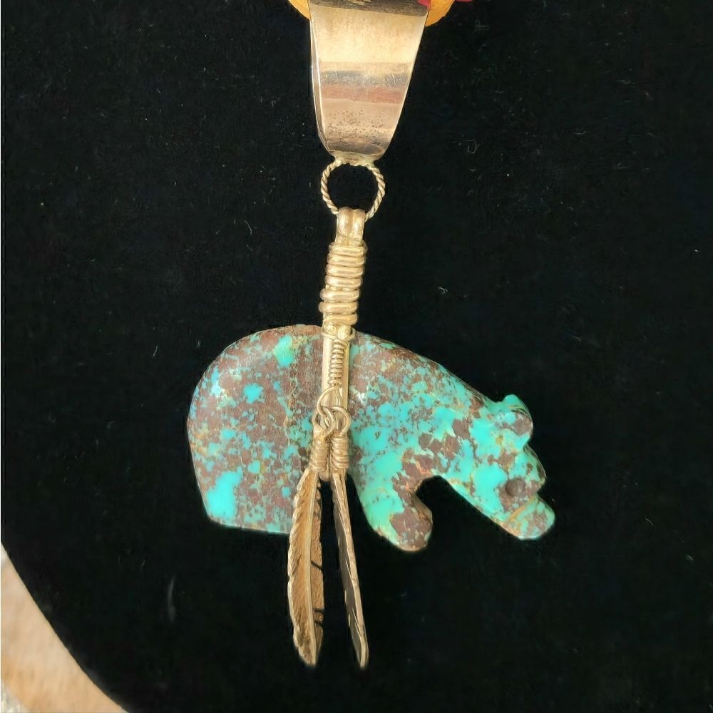 Vintage Native Zuni carved turquoise sterling bear feather pendant - Picture 4 of 10